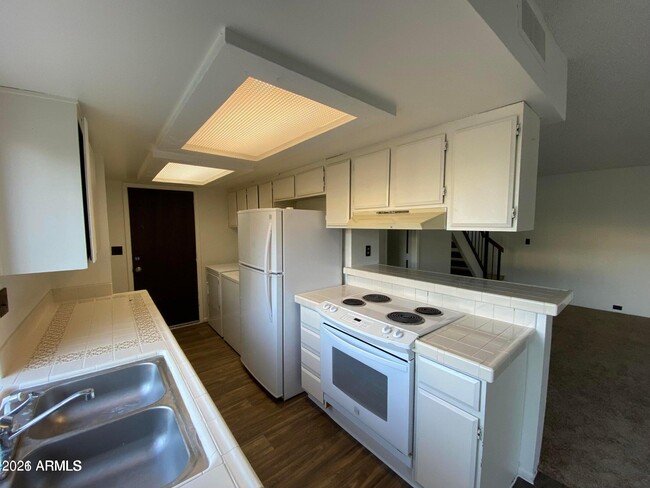 Foto del edificio - 4852 E Euclid Ave