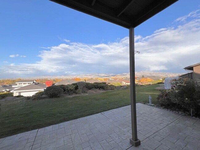 Foto del edificio - Furnished 4 Bed 3 Bath Patio Home with Stu...