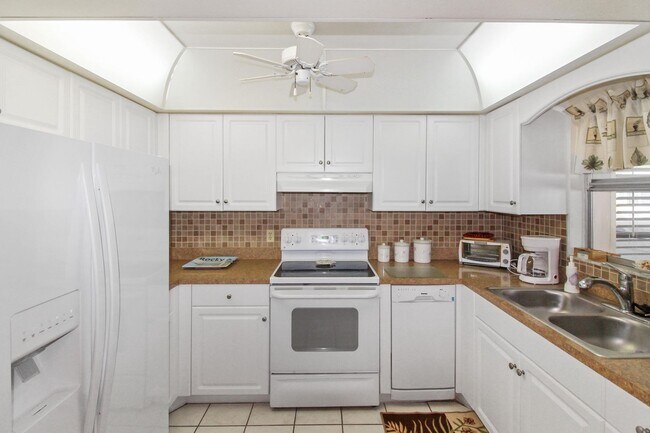 Building Photo - Beach Manor Villas Annual Condo for Rent