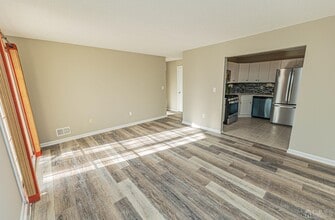 Building Photo - 142 Darwin Ln