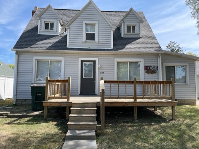 Building Photo - 4-bedroom, 2-bath home close to Ball State...