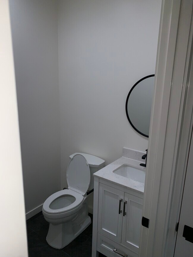 Baño en la planta baja 1/2 - 7918 Goll Ave