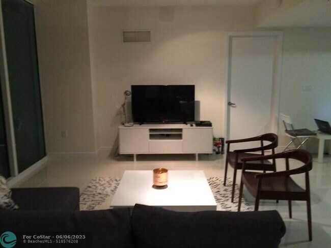 Foto del edificio - 1861 NW S River Dr