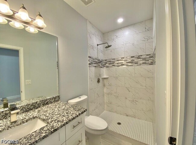 Foto del edificio - 2403 Dickens Ave N
