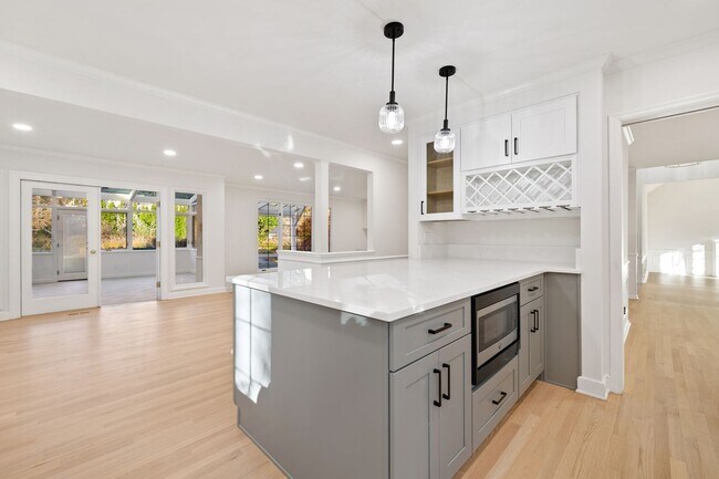 Foto del edificio - CLICK "REQUEST A TOUR" NOW!