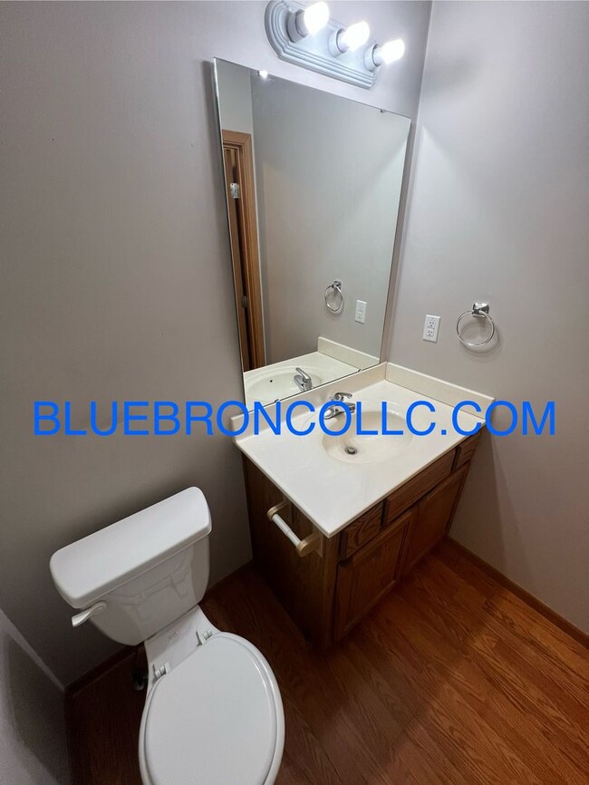 Building Photo - Spacious 3 bedroom, two level duplex in Ra...