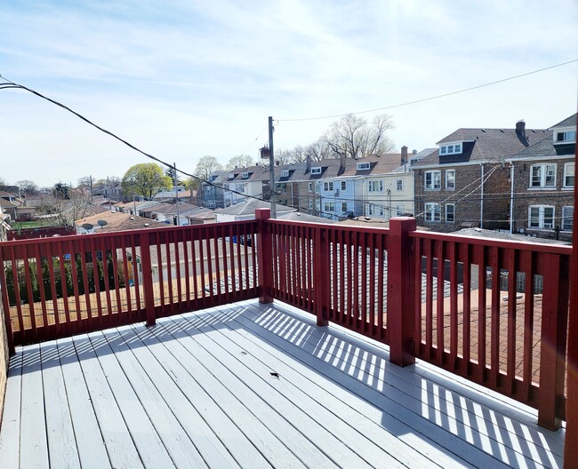 Private personal deck area - 4820 S Keeler Ave