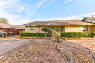 Building Photo - 829 Drake Dr