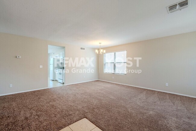 Building Photo - Spacious Living in SK Ranch!