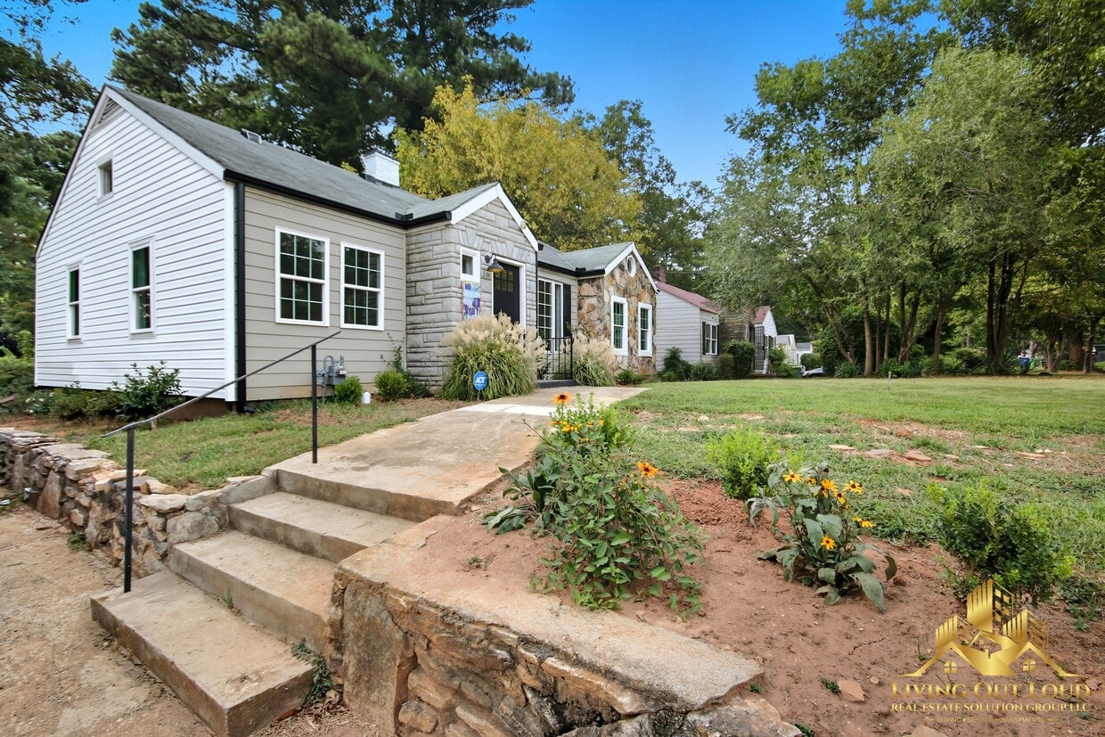 Primary Photo - 1439 Westridge Rd SW