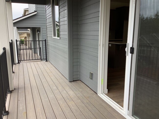 Building Photo - 4-Bedroom 3-Bathroom Townhouse style home