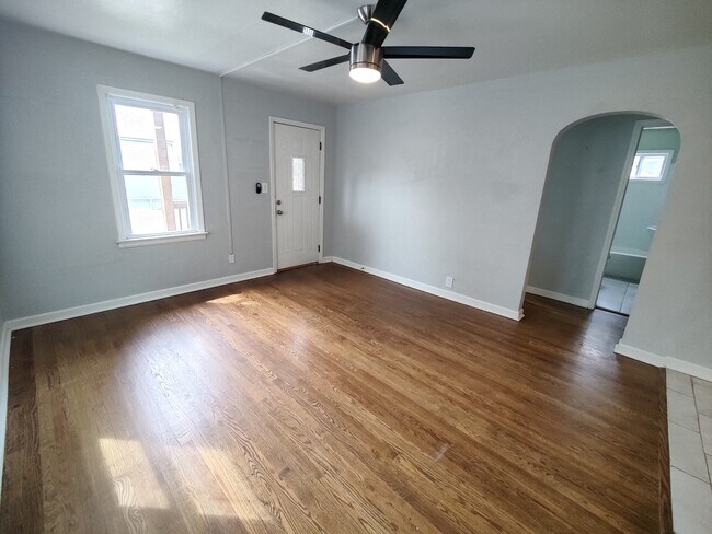 Building Photo - 805 E 21st Ave