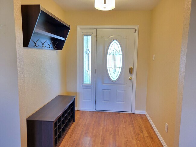 Foto del edificio - SPECTACULAR HOME ON CORNER LOT