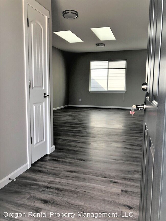 Building Photo - 3 br, 2 bath House - 451 SE Palomino