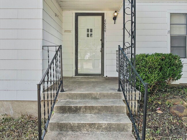 Building Photo - Ridglea West Home with Hardwood Floors & F...