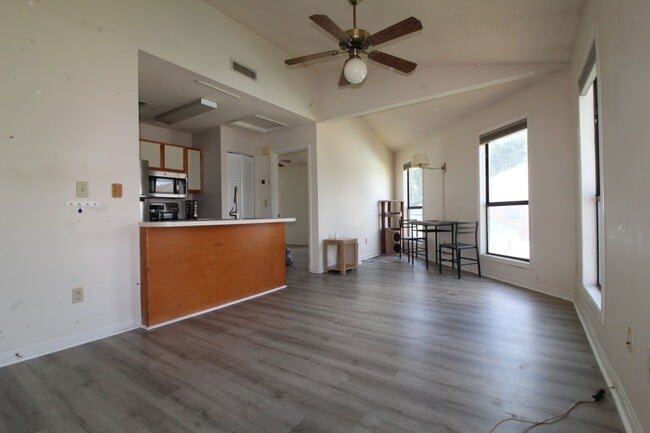 Building Photo - 1BR/1BA Top Floor Condo – Island Green (Tr...