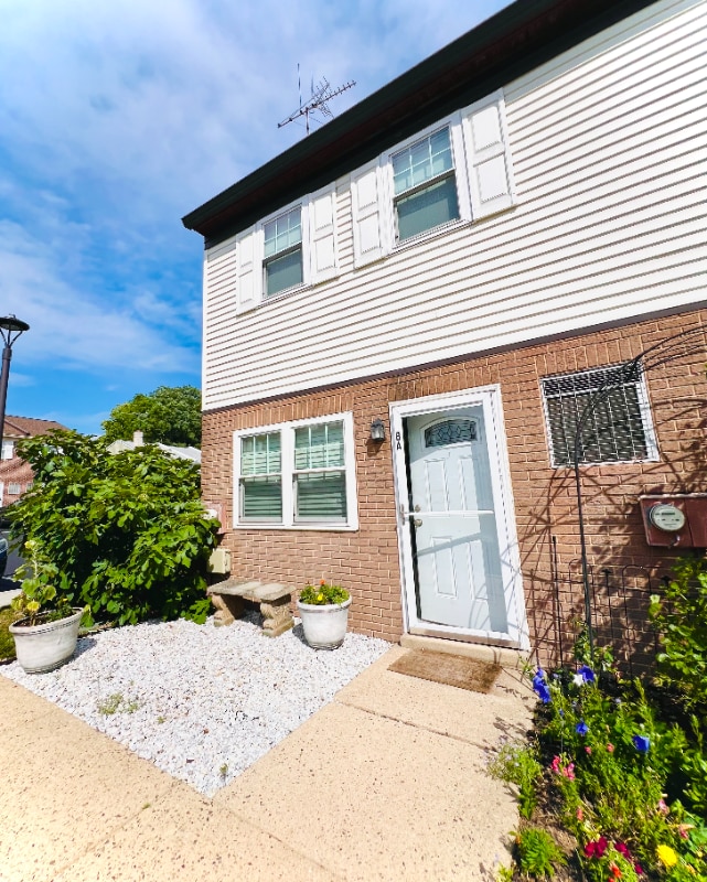Primary Photo - 515 N York Rd