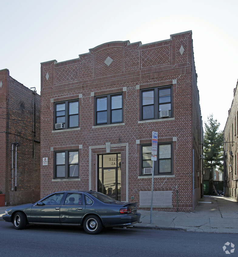 Primary Photo - 381 Danforth Ave