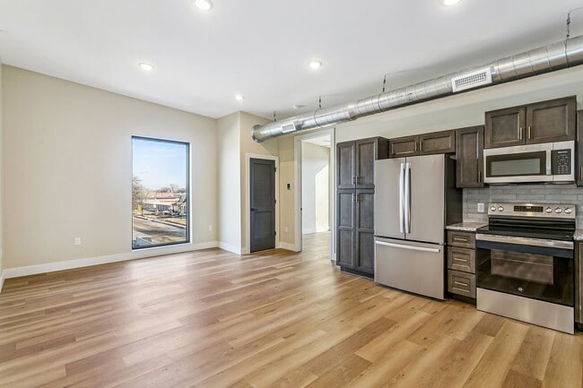 Foto del edificio - Hyde Park Flats Available NOW! Get $1000 credit towards rent and/or monthly fees!