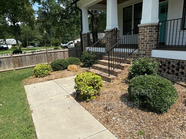 Foto del edificio - 2725 Duke Homestead Rd