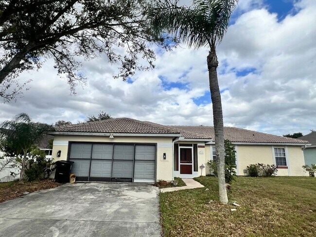 Foto del edificio - COZY 3 BEDROOM, 2 BATH HOME WITH TILE & LAMINATE THROUGHOUT, PRIVATE SCREENED PATIO