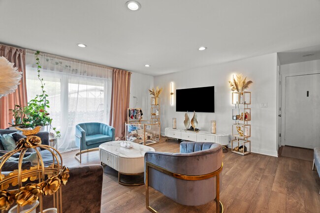 Foto del edificio - 9S220 S Frontage Rd