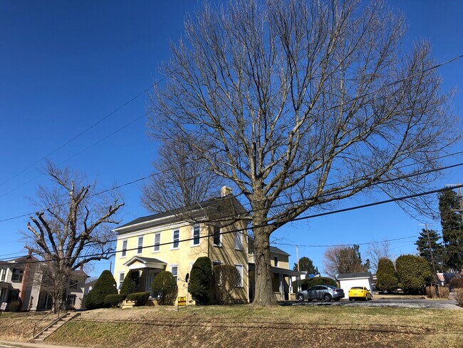 Building Photo - 625 Bloom St