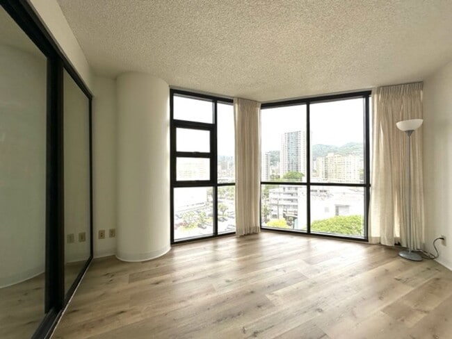 Foto del edificio - 1 Bedroom, 1 Bathroom, 1 Open Parking (Hal...