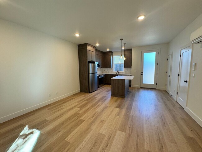 Building Photo - 2 bd, 2.5 bath End Unit Mt. Scott Town Home! Fenced patio! Washer/Dryer Included!