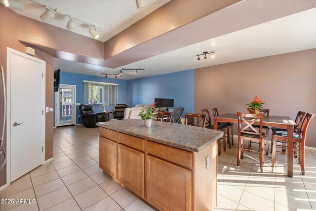 Building Photo - 3250 W Greenway Rd