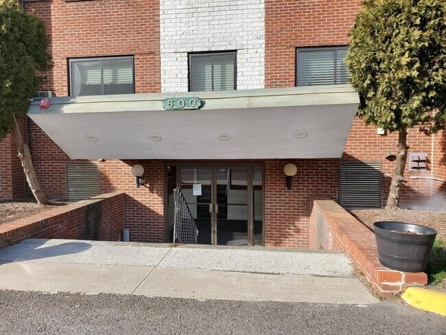 Building Photo - 600 Governors Dr