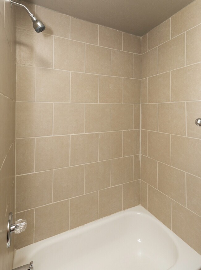 Building Photo - 2 Bedroom 1 Bath - Pyramid Properties!!