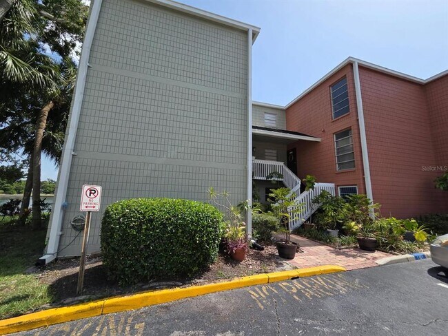 Building Photo - 2424 W Tampa Bay Blvd