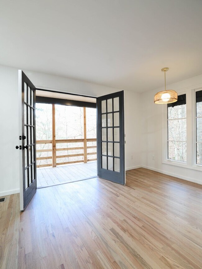 Building Photo - Picture Perfect wooded get away in Kingston Springs