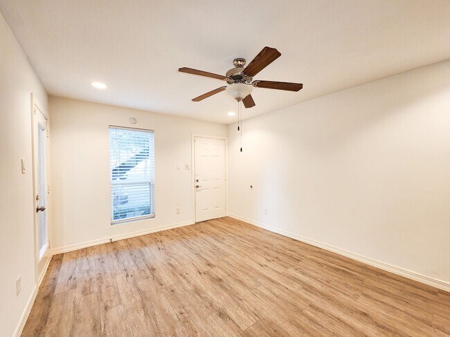 Foto del edificio - BEAUTIFUL REMODELED 1 BEDROOM 1 BATH CONDO.  GREAT LOCATION!