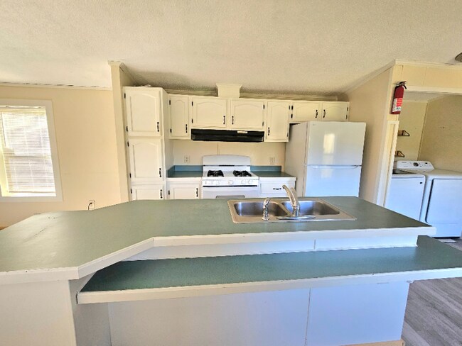 Foto del edificio - 612 Jug Brook Rd