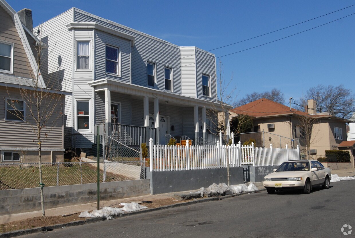 Building Photo - 666 E 28th St