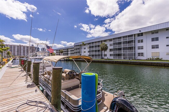Foto del edificio - 3600 NE 170th St