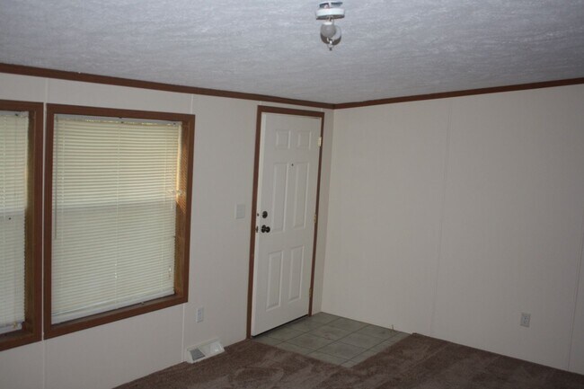 Building Photo - 4 Bedroom, 2 Full Bath home in Greenville/...