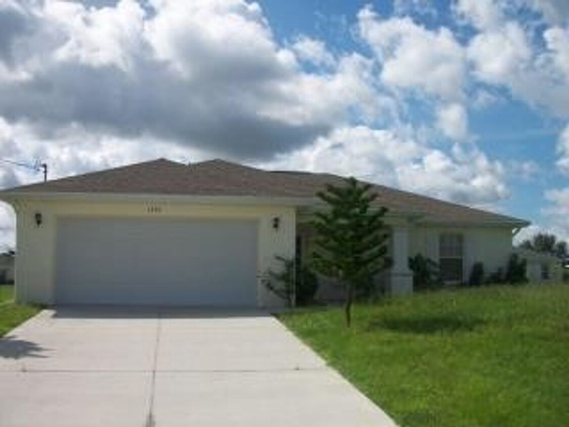 Foto principal - 3/2/2 plus Den ** Single Family Home Avail...