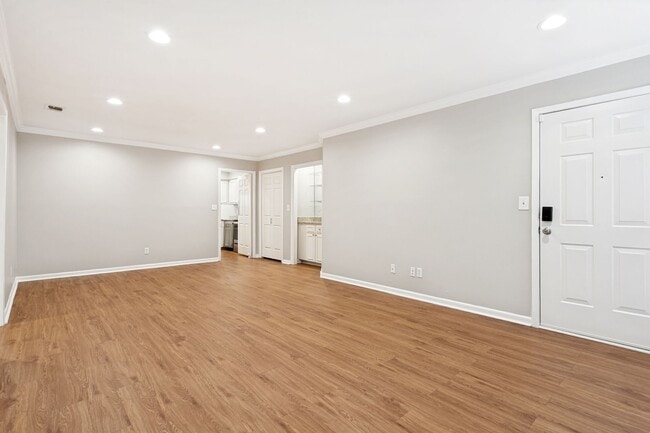 Building Photo - GROUND-FLOOR 2-BEDROOM ALAMO HEIGHTS CONDOMINIUM