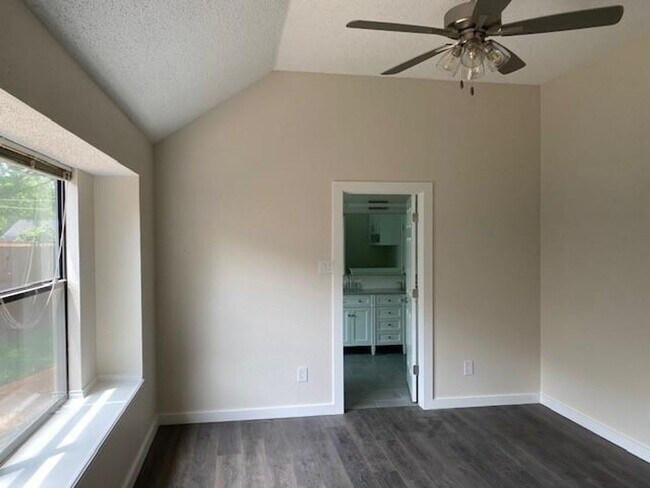 Foto del edificio - LOVELY 2 STORY IN GRAPEVINE! NOT EVEN 5 MI...
