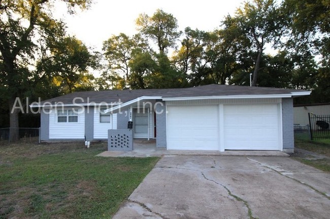 Building Photo - 3 bed, 2 bath in Oak Cliff