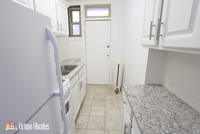 Building Photo - 547 W Surf St