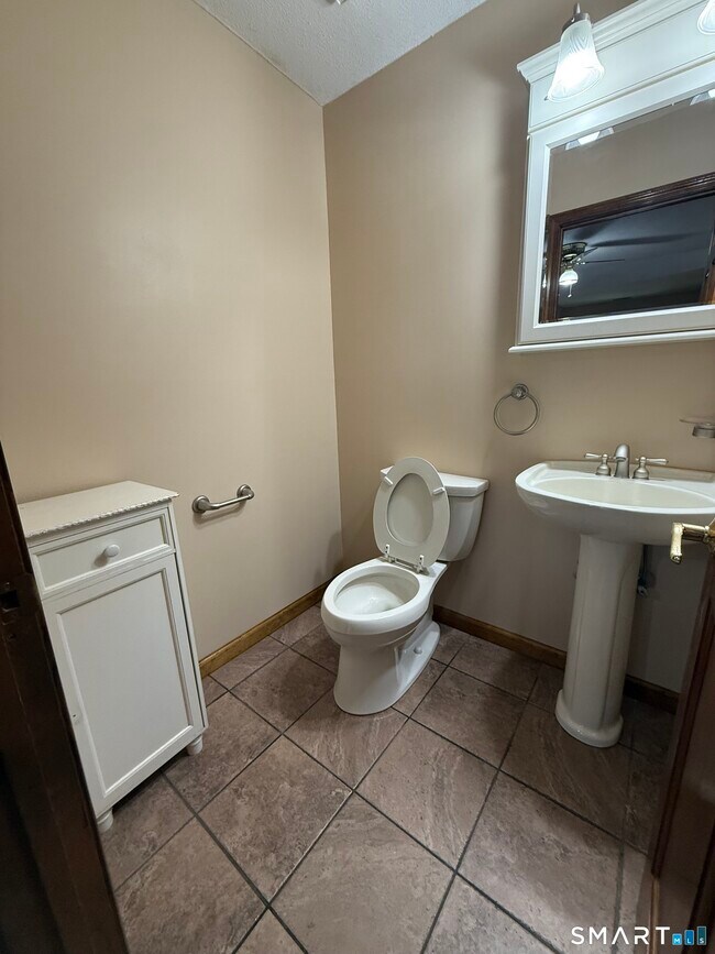 Building Photo - 1302 Summer Hill Dr