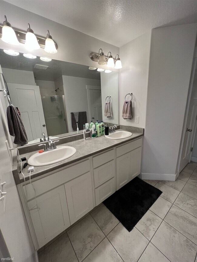 Foto del edificio - Room for Rent, 2.5 bath Townhome - 192 Wes...