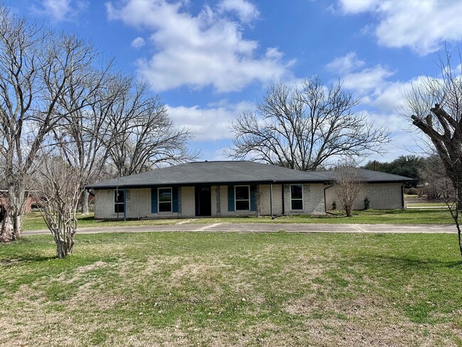 Building Photo - 108 Lakeshore Dr