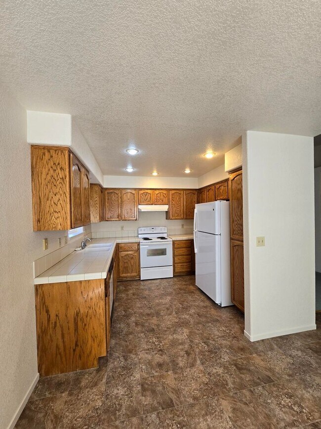 Building Photo - 2 Bedroom/2 Bathroom with 2 car garage