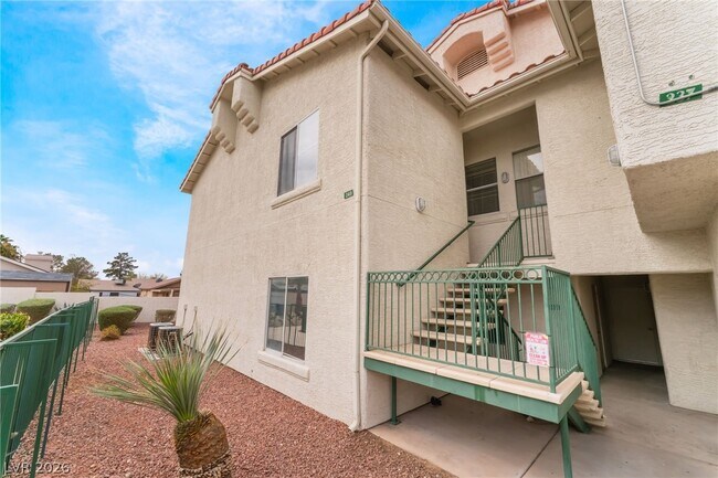 Foto del edificio - 6201 E Lake Mead Blvd