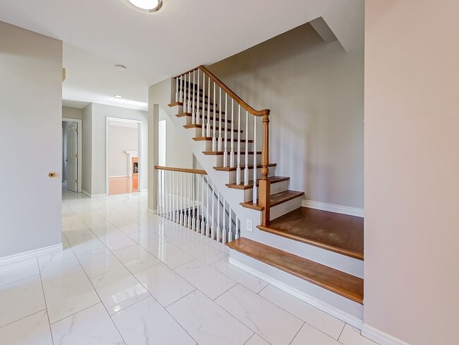Building Photo - AVAILABLE NOW! Fully Upgraded 3-Bed Farmington Hills Home!